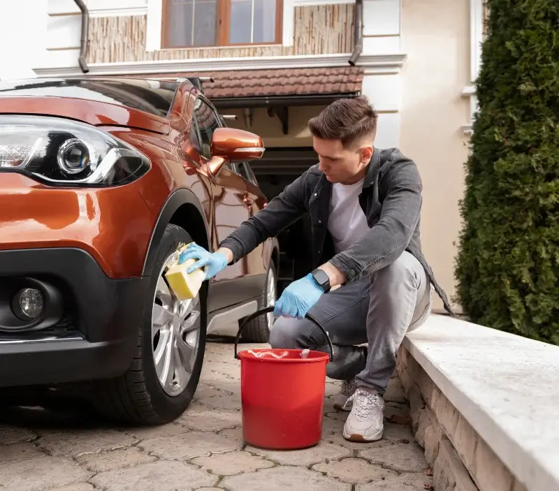 Lavage auto à domicile Saint-Nizier-du-Moucherotte : professionnel intervenant sur un véhicule